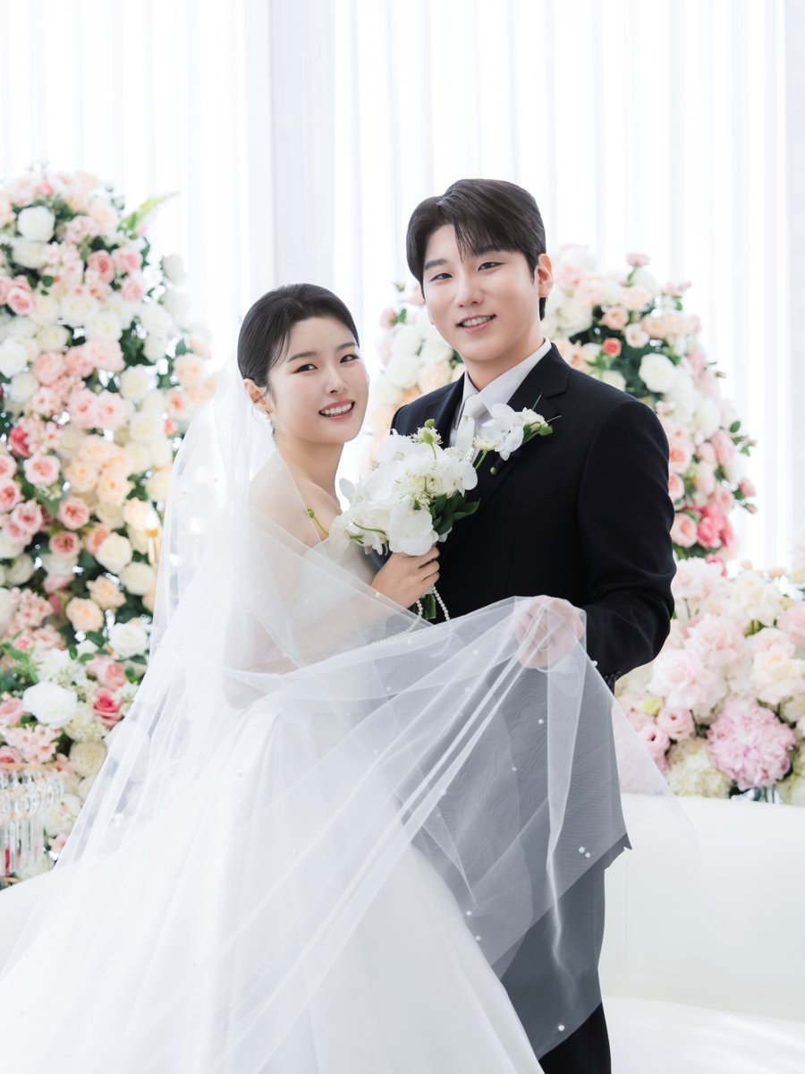 JK아트컨벤션 밝은 홀의 신랑 신부 본식스냅