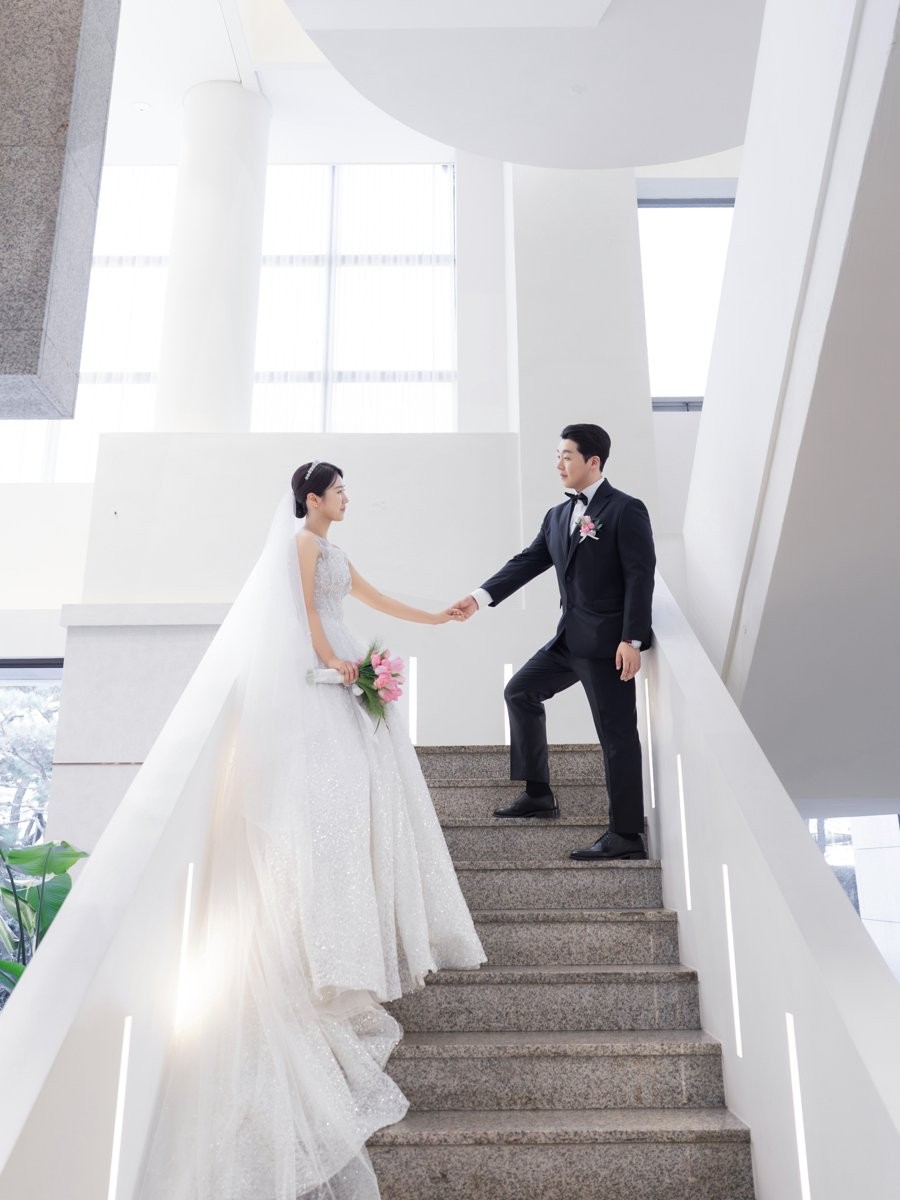로얄파크컨벤션 하얀 계단의 신랑 신부 본식스냅