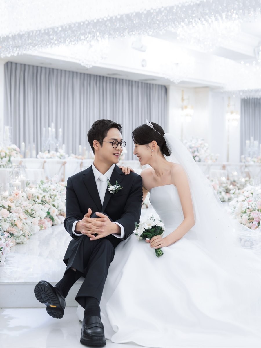 월드컵컨벤션 화이트 홀에 앉은 신랑 신부 본식스냅